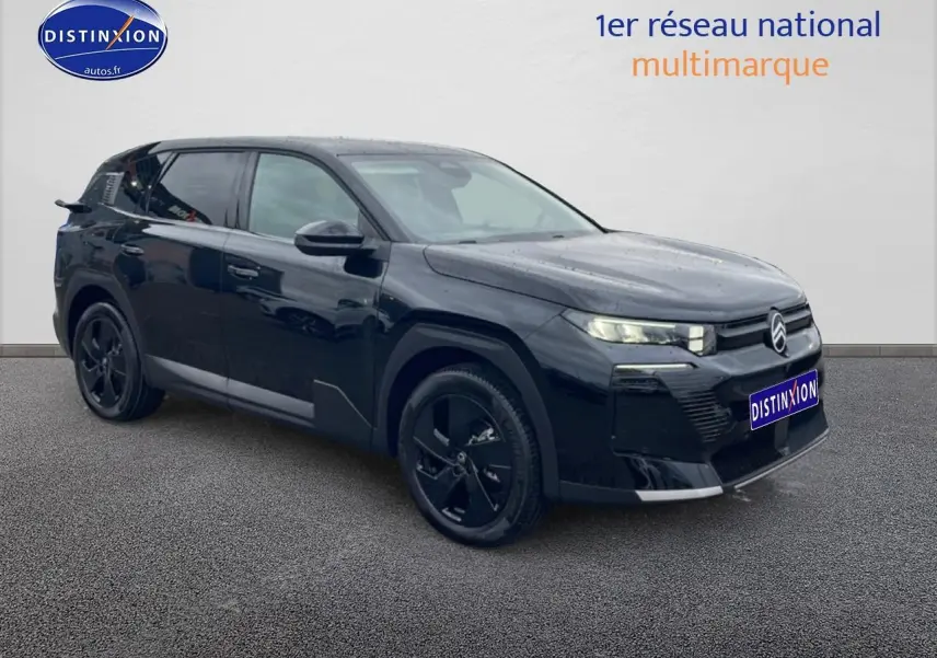 SUV Citroën C5 Aircross noir vu en 3/4 avant droit avec jantes alliage noires et phares LED allumés.