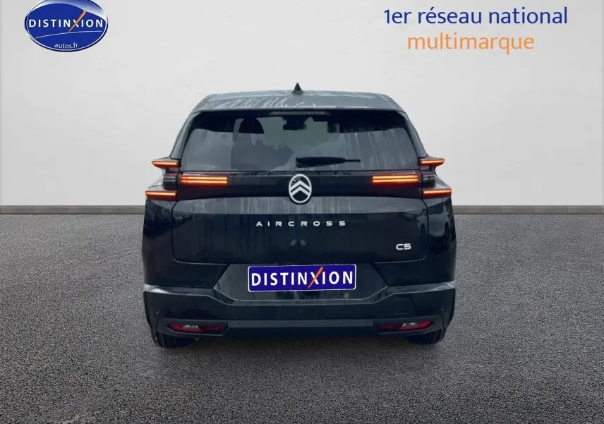 Vue arrière d'un Citroën C5 Aircross noir 2026 avec feux arrière LED allumés sur fond neutre.