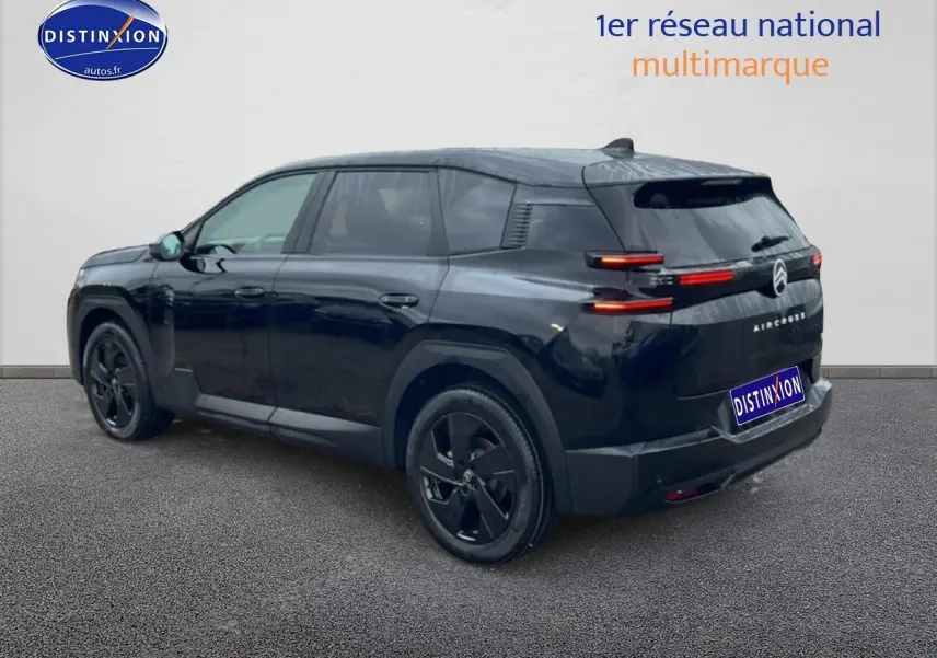 Vue 3/4 arrière droite d'un Citroën C5 Aircross noir 2026 avec feux arrière LED et jantes alliage noires.