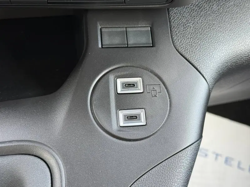 Gros plan sur les deux ports USB-C intégrés dans la console centrale noire du Citroën Berlingo Sirkka Green.