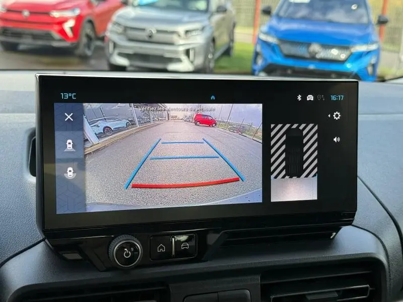 Écran de caméra de recul du Citroën Berlingo Sirkka Green, vue arrière avec lignes de guidage colorées.