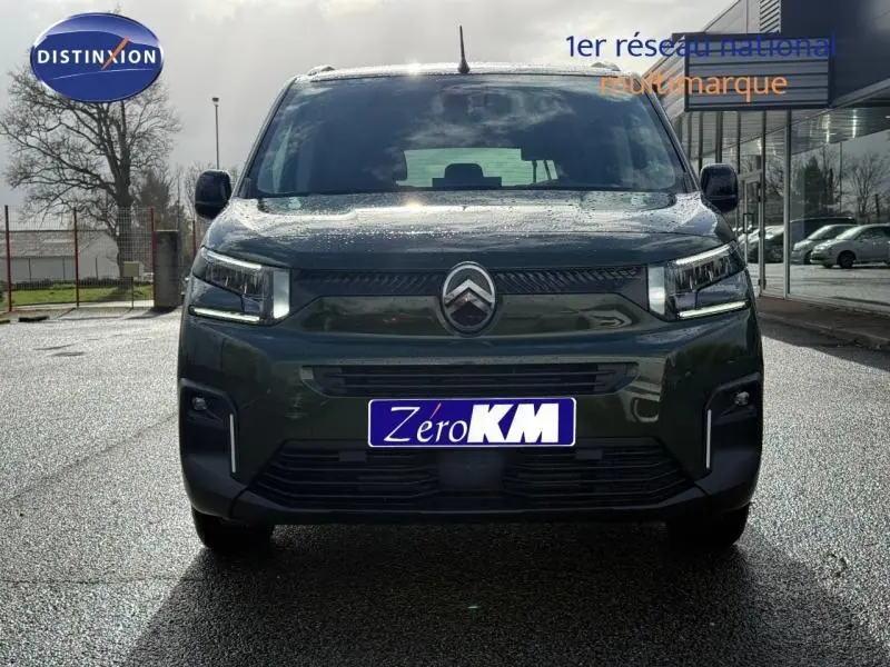 Vue de face du Citroën Berlingo 2025 en vert Sirkka Green avec phares LED et logo distinctif au centre.