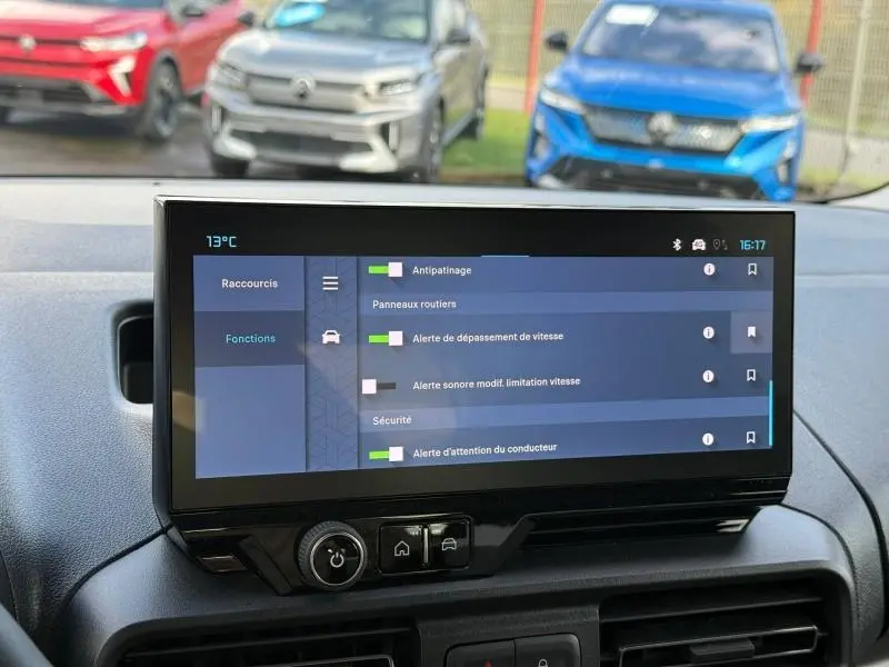 Écran tactile central du tableau de bord du Citroën Berlingo 2025 affichant les options d'aide à la conduite.
