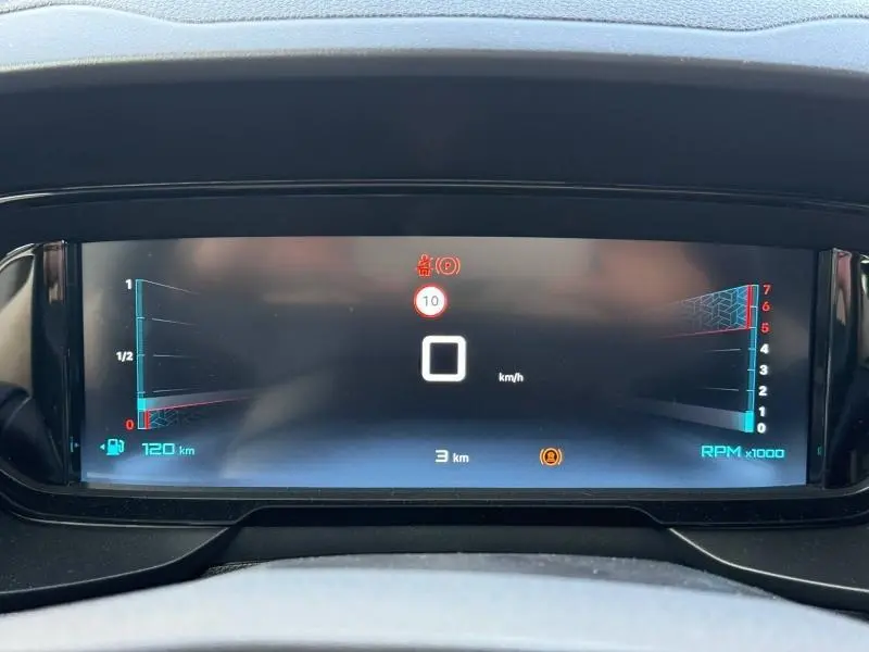 Tableau de bord numérique du Citroën Berlingo 2025 affichant la vitesse à 0 km/h et jauges digitales.