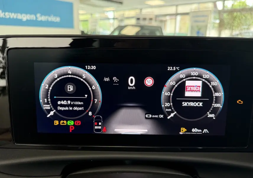 Affichage numérique du tableau de bord du Volkswagen T-Roc R-Line noir, montrant vitesse, compte-tours et informations multimédia.
