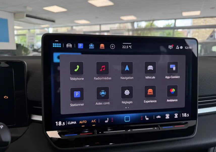 Écran tactile central du Volkswagen T-Roc R-Line 2026 noir intense, affichant les options de navigation et multimédia.