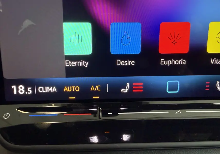 Écran tactile intérieur du Volkswagen T-Roc R-Line 2026, affichant les réglages de climatisation et modes d'ambiance colorés.