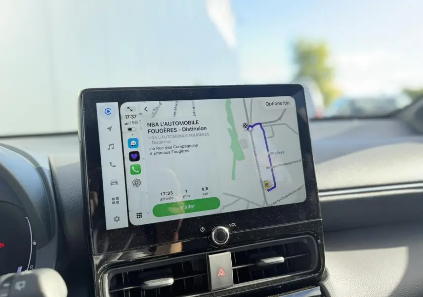 Écran tactile central affichant la navigation GPS dans l’habitacle d’une Toyota Yaris Cross 2026.