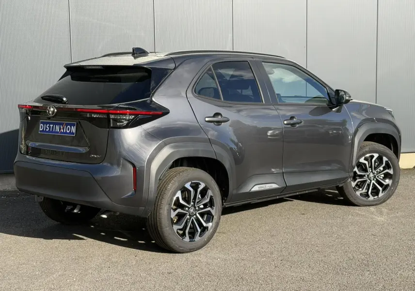Toyota Yaris Cross gris atlas vue 3/4 arrière droit avec jantes alliage noires et toit noir.