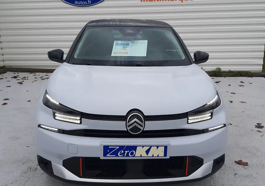 Vue avant d'une Citroën C4 blanche Okenite avec toit noir, feux LED et calandre marquée de détails rouges.