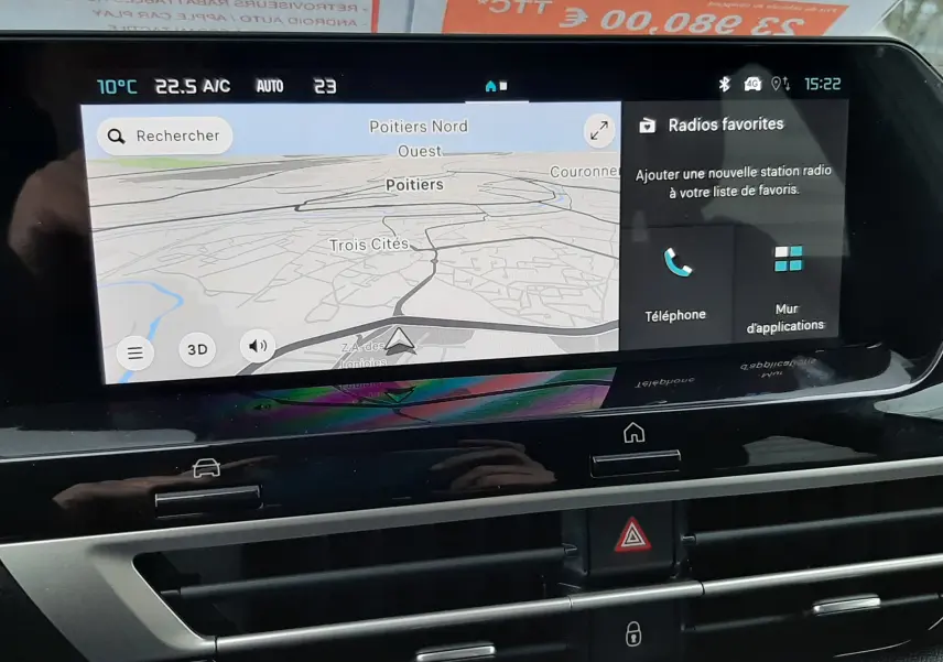 Écran tactile central du tableau de bord de la Citroën C4 1.2 Hybrid 145ch, affichant la navigation et les options multimédia.