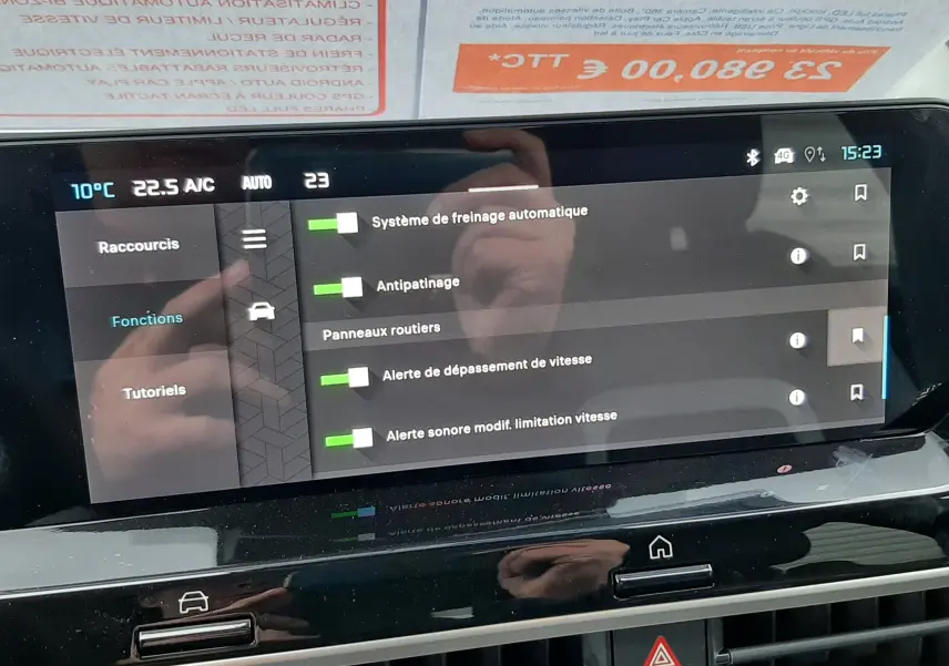 Écran tactile central du tableau de bord de la Citroën C4 blanc Okenite, affichant les options d’aide à la conduite.