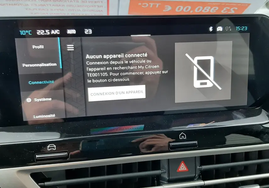 Écran tactile central du tableau de bord de la Citroën C4 blanche, affichant le menu connectivité et climatiseur.