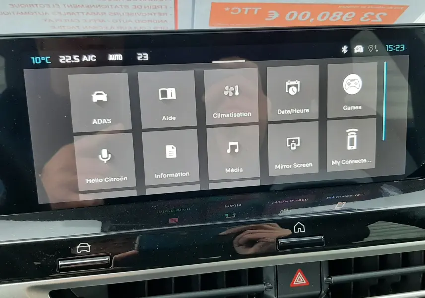 Écran tactile central de la Citroën C4 hybride 2026 affichant le menu principal avec commandes climatisation et médias.