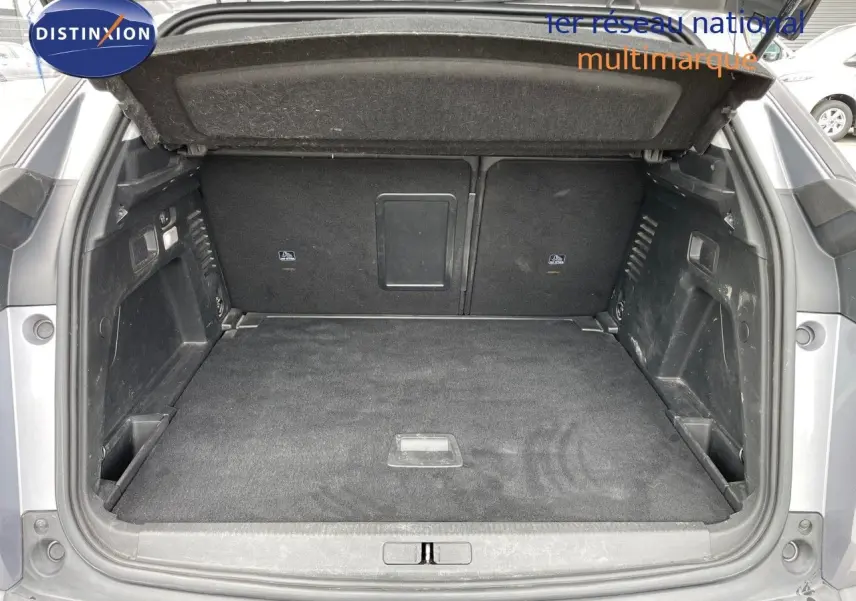 Coffre ouvert du Peugeot 3008 gris Artense Metal, vue arrière montrant un espace de chargement propre et spacieux.
