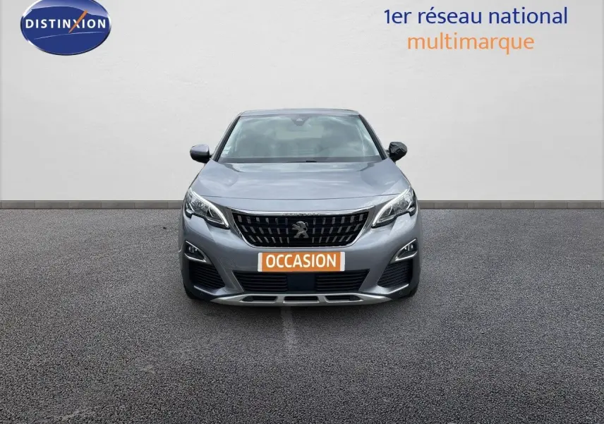 Vue frontale d'un Peugeot 3008 gris Artense métal avec calandre noire et plaque "OCCASION" visible.
