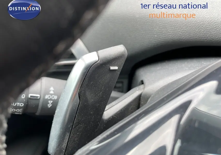 Gros plan sur la palette de changement de vitesse côté droit du Peugeot 3008 gris Artense, intérieur noir.