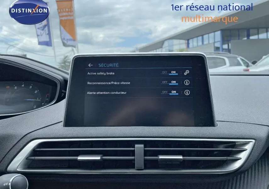 Écran central du tableau de bord du Peugeot 3008 gris Artense, affichant les options de sécurité activées.