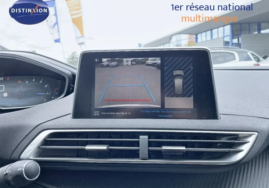Écran central du Peugeot 3008 gris Artense 2017 montrant la caméra de recul avec guidage de trajectoire.