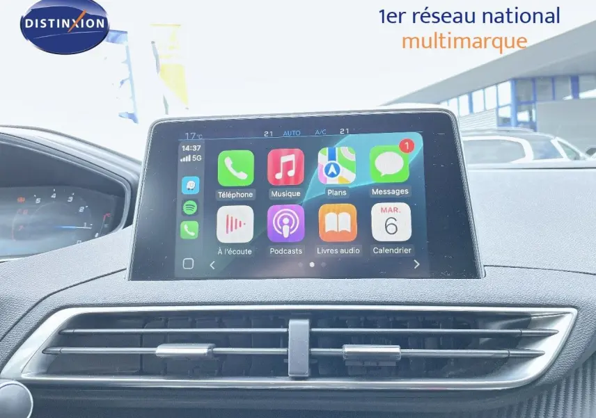 Écran tactile central du tableau de bord du Peugeot 3008 gris, affichant des applications connectées en intérieur.