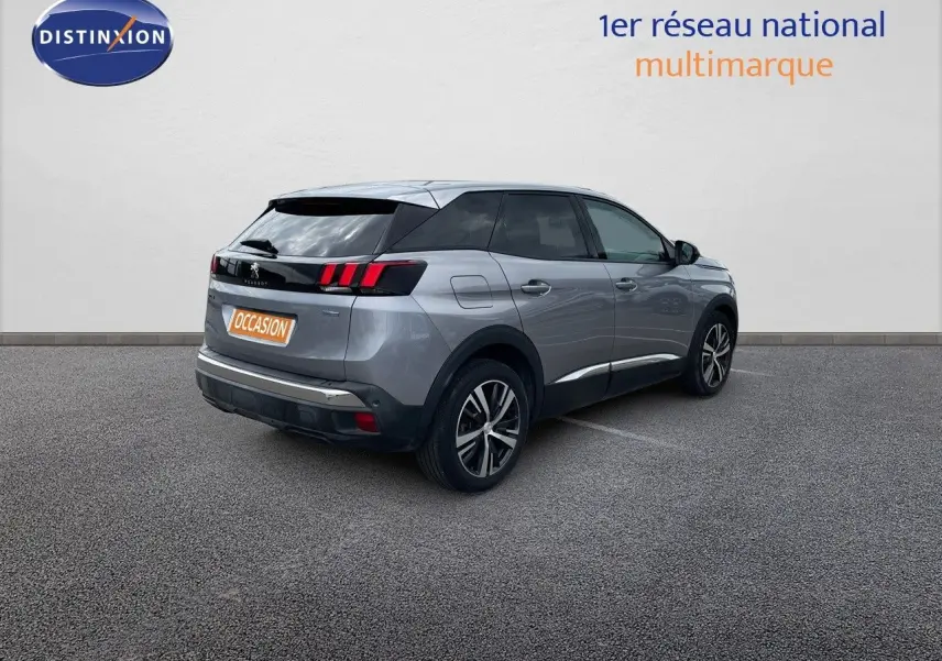 Vue 3/4 arrière droite d'un Peugeot 3008 gris Artense métallisé avec feux arrière à griffes LED distinctifs.