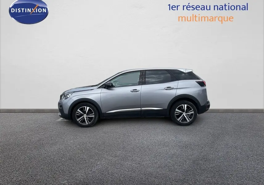 Profil côté gauche d'un Peugeot 3008 gris Artense métallisé, finition Allure, sur fond neutre extérieur.