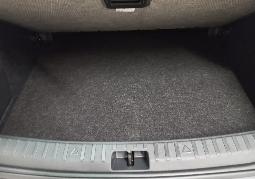 Vue intérieure du double plancher de coffre du Skoda Scala 1.5 TSI 150 DSG7 Monte-Carlo gris graphite 2025.