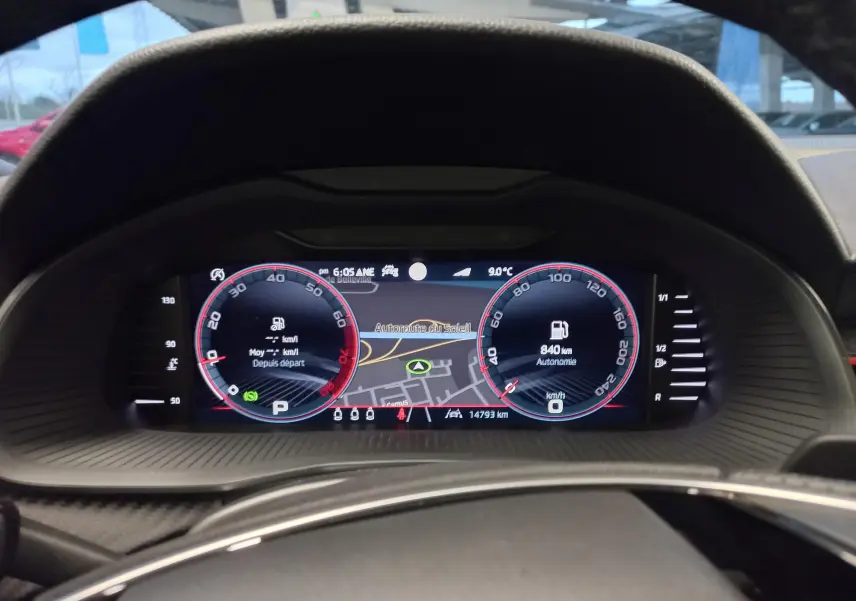 Tableau de bord numérique de la Skoda Scala 1.5 TSI 150 DSG7 Monte-Carlo affichant la navigation et l'autonomie