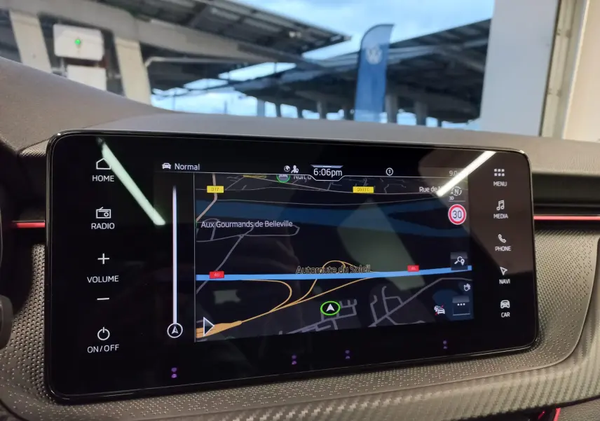 Écran tactile central du tableau de bord du Skoda Scala Monte-Carlo 2025 avec navigation affichée.