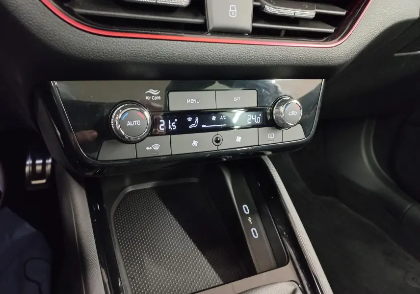 Gros plan sur la console centrale de la Skoda Scala Monte-Carlo 2025 avec climatisation digitale et finition noire brillante.