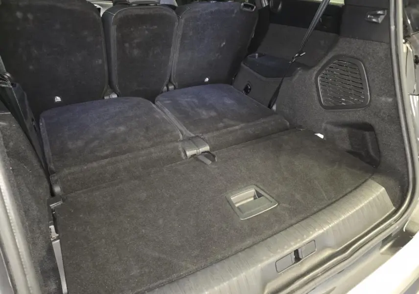 Coffre arrière du Peugeot 5008 gris 2025 avec banquette rabattue et espace de chargement plat.