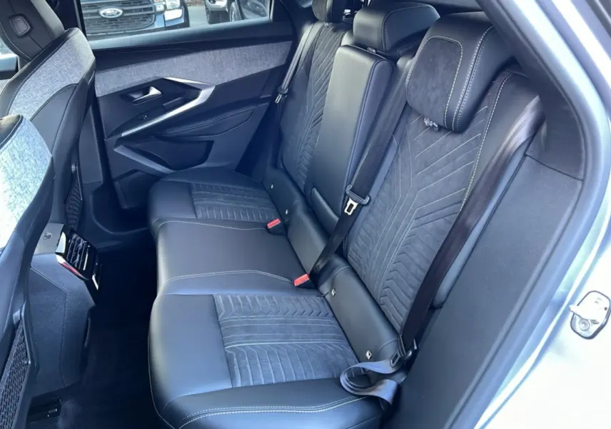 Vue côté droit sur la banquette arrière en cuir et alcantara gris du Peugeot 3008 Hybrid 145 GT 2025.
