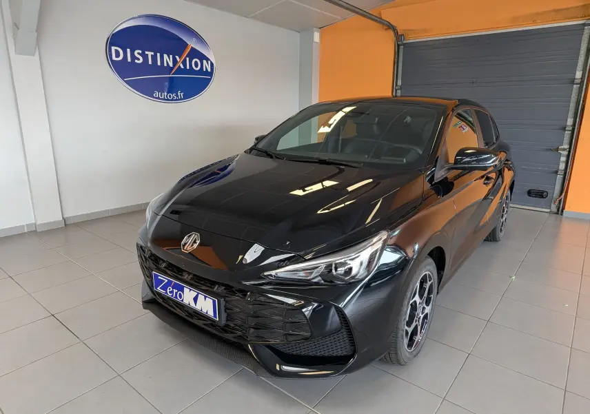 Vue 3/4 avant droite de la MG3 1,5 HYBRID+ 195cv Luxury noire Pebble Black en showroom avec jantes bi-ton.