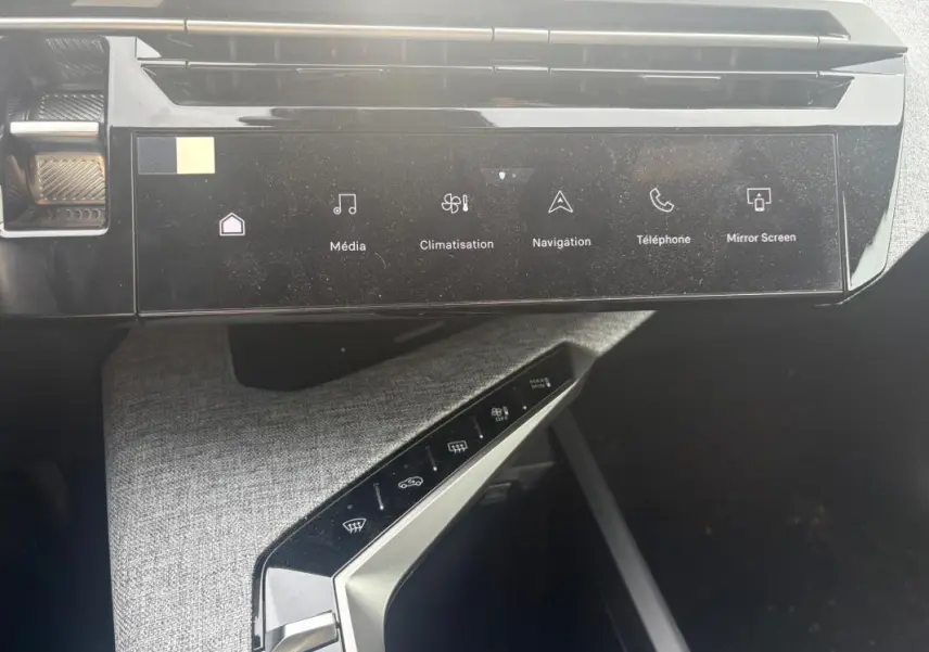 Vue rapprochée de la console centrale intérieure du Peugeot 5008 2025 Allure hybride, avec écran tactile et commandes modernes.