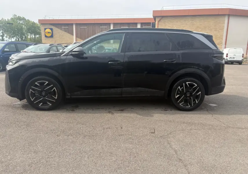 Profil côté gauche du Peugeot 5008 Hybrid 145 ch Allure noir 2025, avec jantes alliage au design moderne.
