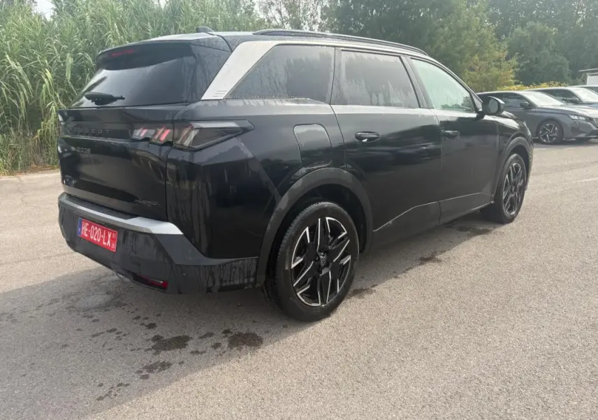 Peugeot 5008 Hybrid noir vue 3/4 arrière droit, avec jantes noires et détails chromés sur montant arrière.