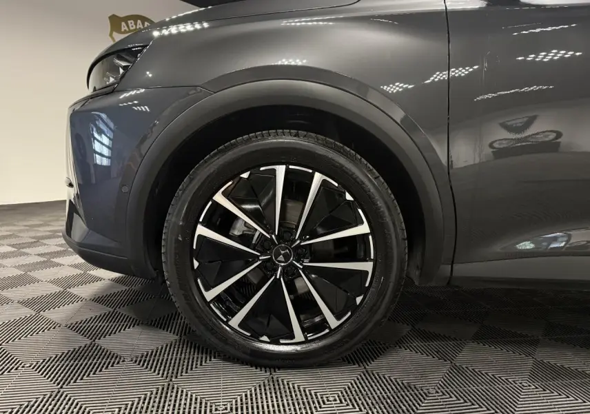 Gros plan sur la roue avant gauche du DS7 Crossback gris métallisé avec jante alliage 19'' Edinburgh bicolore.