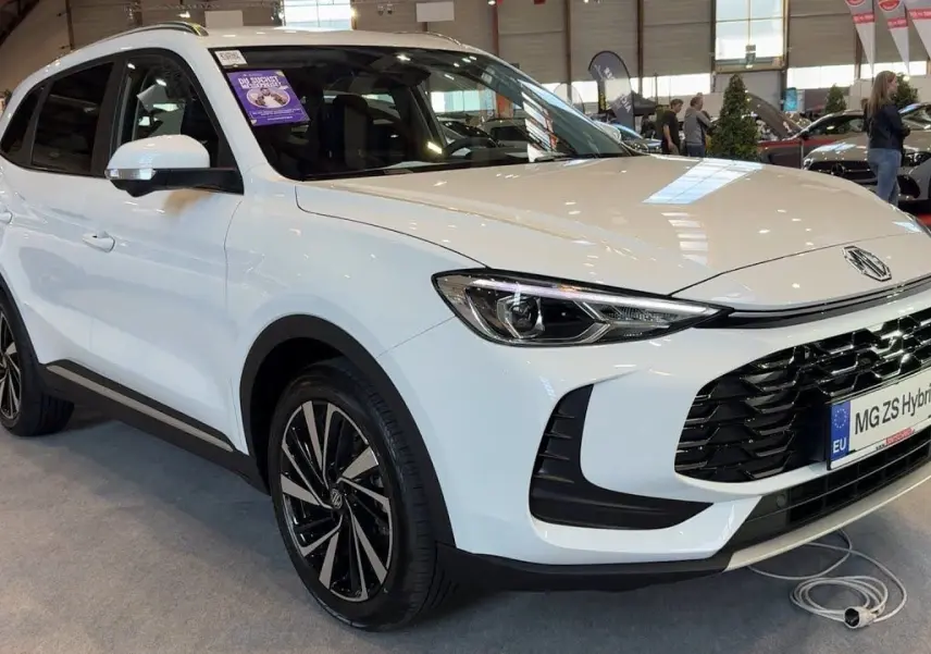 Vue 3/4 avant droite du MG ZS 1.5 Hybrid+ 197ch Luxury en blanc Dover avec calandre noire et jantes bicolores.