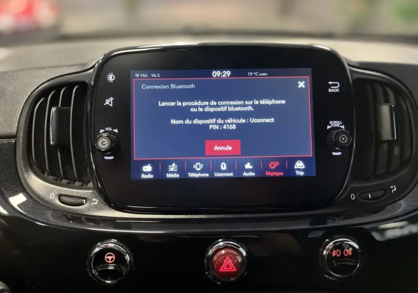 Écran tactile central du tableau de bord noir de la Fiat 500 Dolcevita 2023 affichant la connexion Bluetooth.