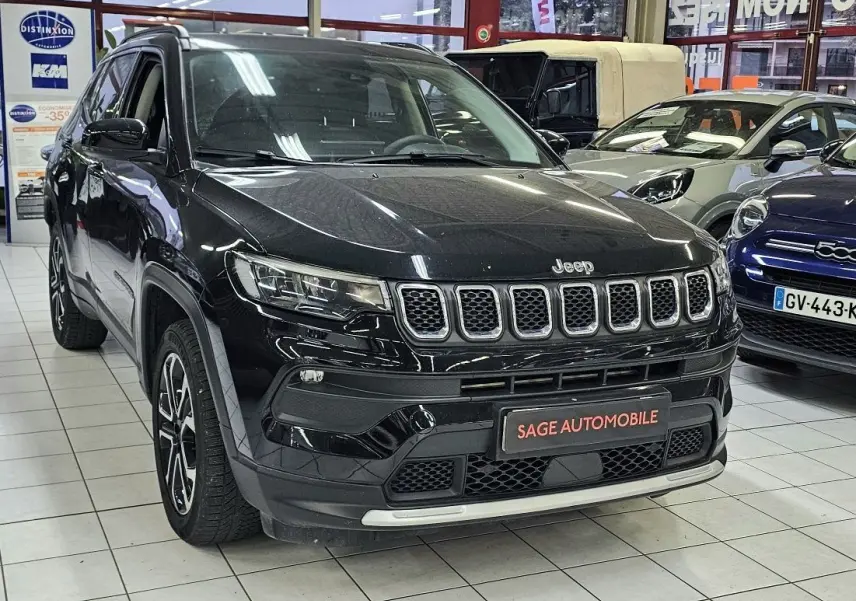 Jeep Compass noir vu de face en 3/4 gauche, mettant en valeur sa calandre distinctive et ses jantes alliage.