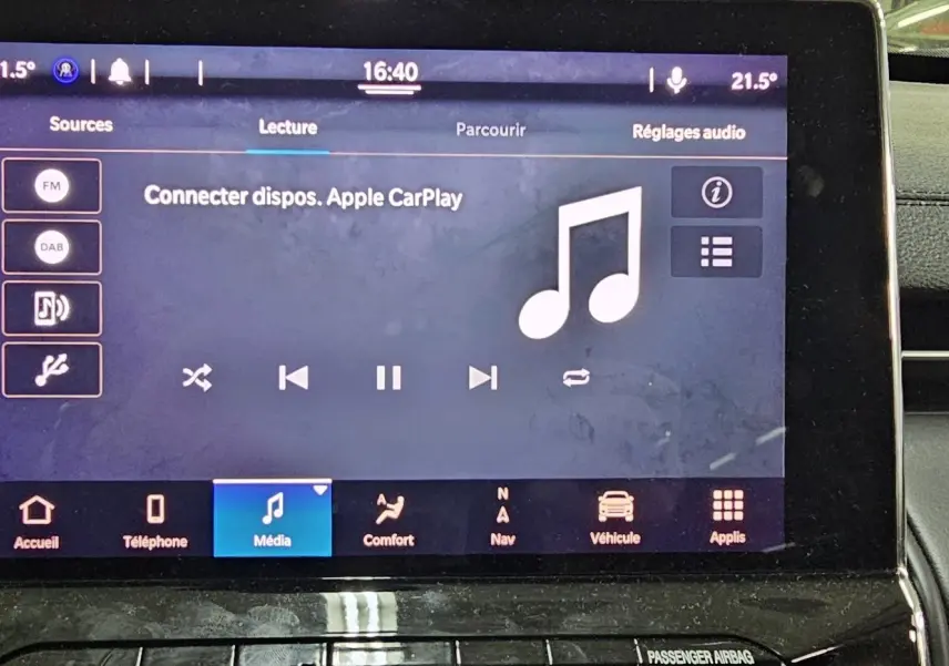Écran tactile multimédia du Jeep Compass 2023 affichant les options audio avec interface Apple CarPlay inactive.