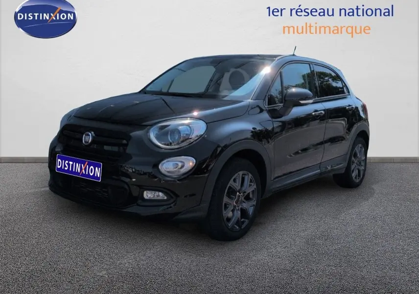 Fiat 500X noir cinéma pastel en 3/4 avant droit, avec jantes alu et boucliers couleur caisse.