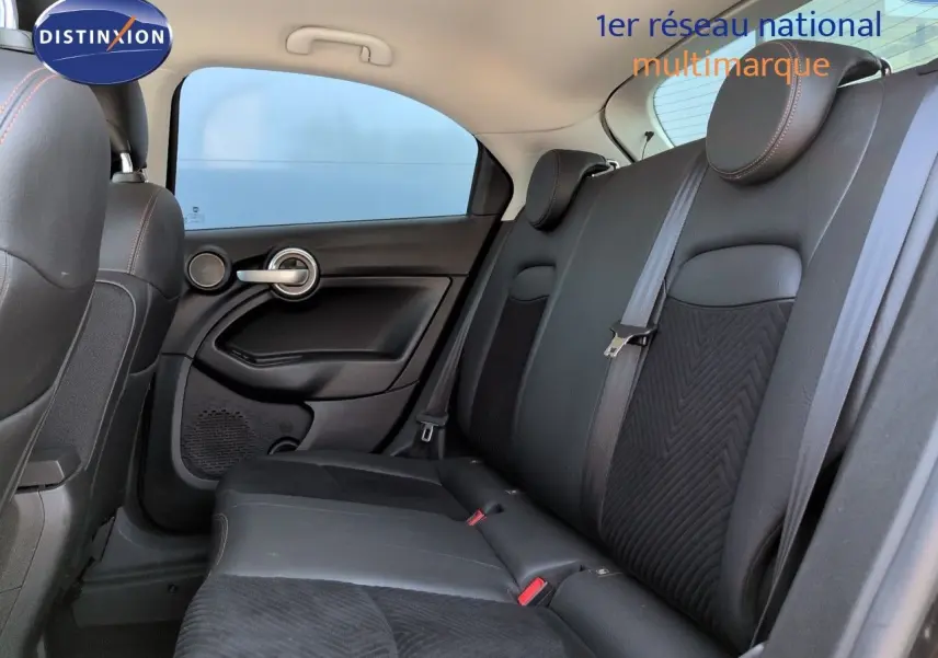 Vue intérieure côté droit sur la banquette arrière en cuir noir de la FIAT 500X 2018 finition Popstar Business.