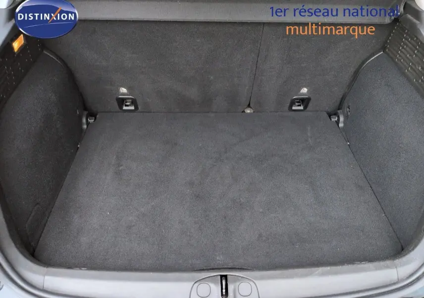Vue du coffre vide de la Fiat 500X noir Cinéma pastel, montrant l'espace de rangement intérieur.