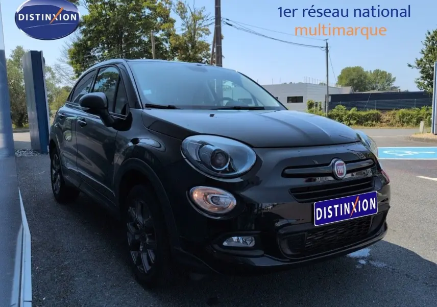 Vue 3/4 avant droite d'une Fiat 500X noire Cinéma pastel avec jantes alu et détails noirs mats.