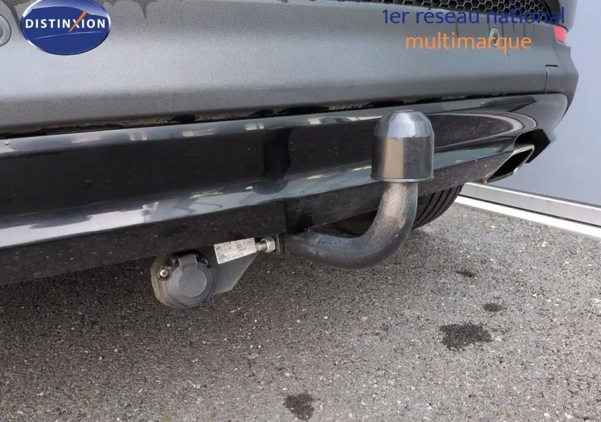 Gros plan sur l'attelage de remorque fixé au pare-chocs arrière noir pastel d'une Fiat 500X 2018.