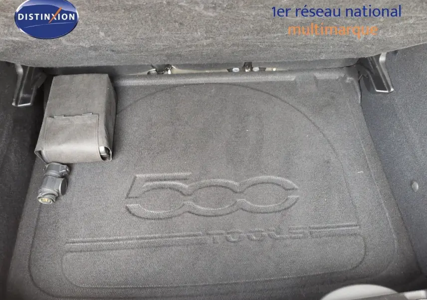 Vue du coffre avec tapis de sol noir marqué 500X, intérieur du Fiat 500X 2018 finition Popstar Business.