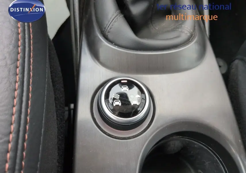 Gros plan sur la molette de sélection des modes de conduite dans l’habitacle noir du Fiat 500X 2018.