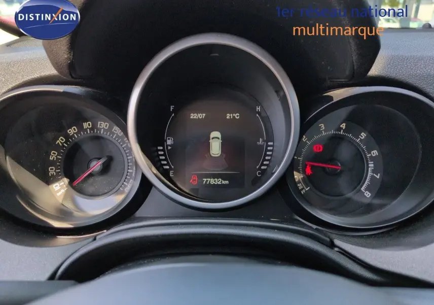 Vue rapprochée du tableau de bord du Fiat 500X 2018, affichant compteurs et écran central digital.