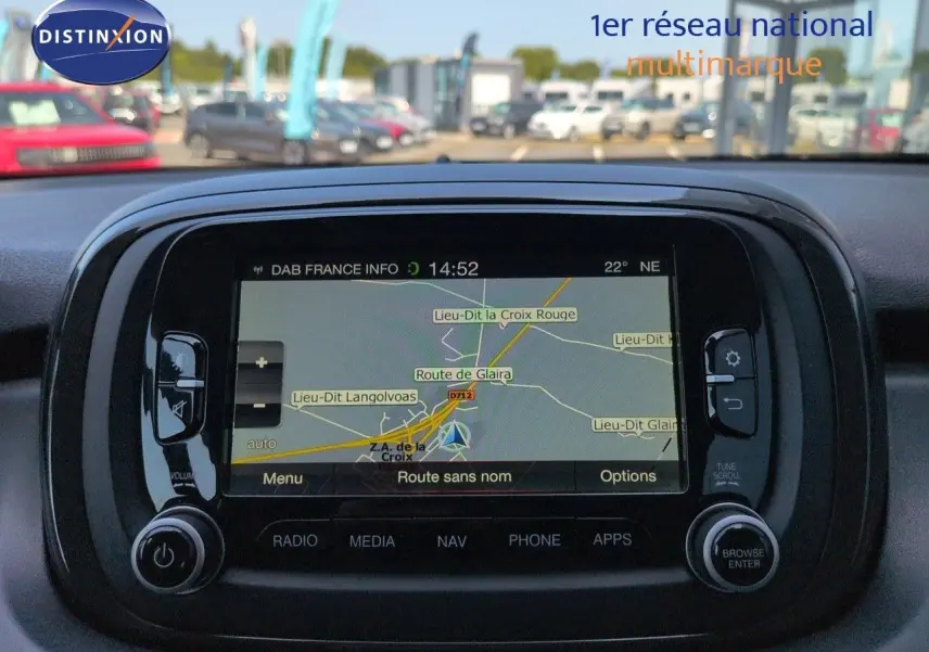 Vue intérieure centrée sur l’écran tactile GPS du tableau de bord de la Fiat 500X, avec affichage de la navigation.